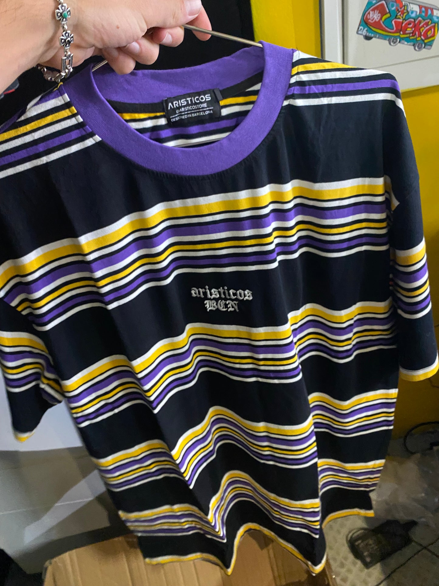 ARISTICOS Camiseta negra rayas moradas y amarillas