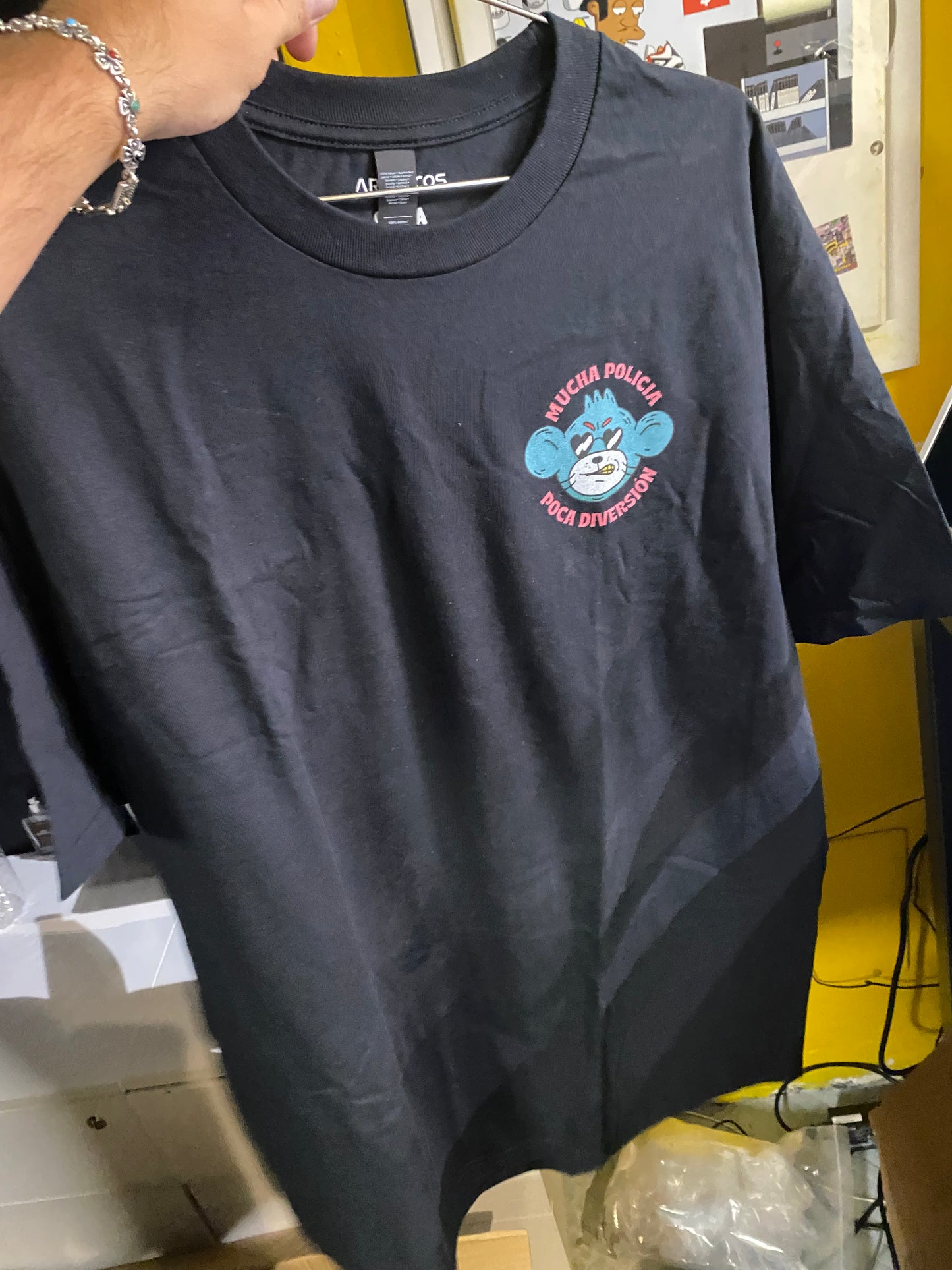 ARISTICOS Camiseta negra mucha policía