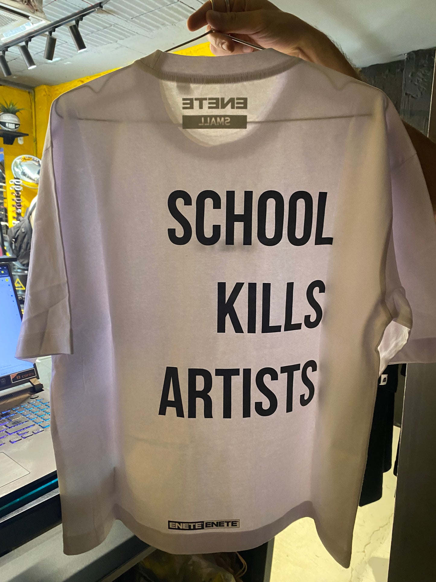 ENETE Camiseta blanca school kills artists